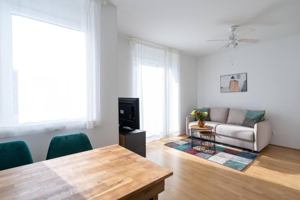 Hm • Sleek 1Br Home With Balcony 维也纳 外观 照片